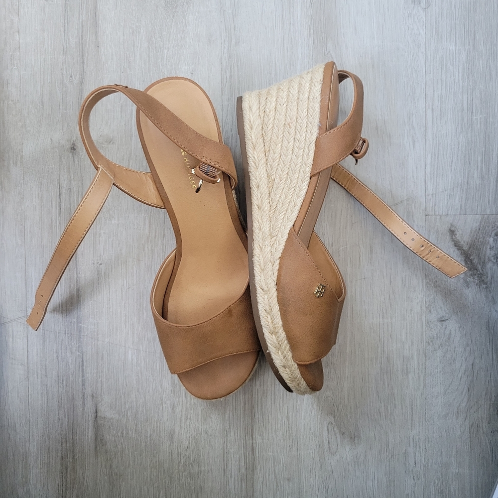 Tan Tommy Hilfiger Wedges sz. 8.5
